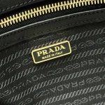 Prada Re 1BB131 中號黑色皮革手提包：圖片 10