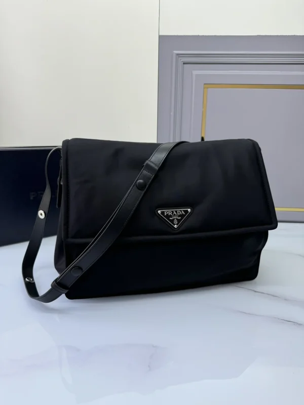 Prada ReNylon 1BD256 大號黑色尼龍肩背包：圖片 4