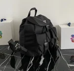 Prada Re-Nylon 1BZ811 中號黑色尼龍後背包：圖片 3