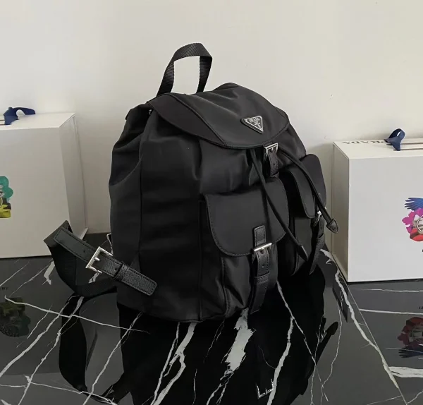 Prada Re-Nylon 1BZ811 中號黑色尼龍後背包：圖片 3