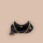 Prada Re-Edition 1BH204 小號黑色漆皮單肩包