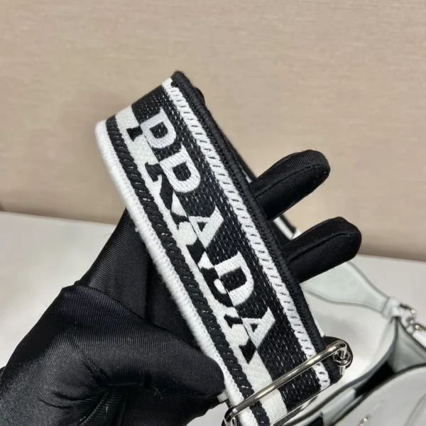 Prada Triangle 1BH191 小號黑色皮革單肩包：圖片 8