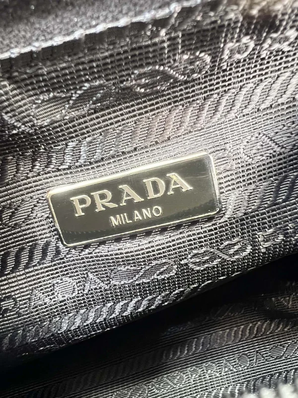 Prada Re-Edition 1NE515 小號黑色尼龍單肩包：圖片 9
