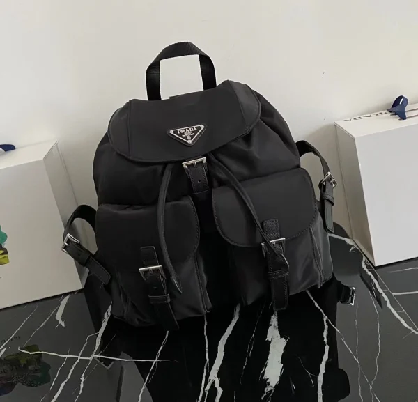 Prada Re-Nylon 1BZ811 中號黑色尼龍後背包：圖片 2