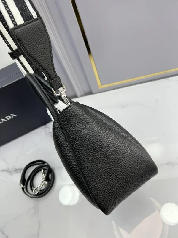 Prada Soft 1BC145 小號黑色皮革手提包：圖片 5