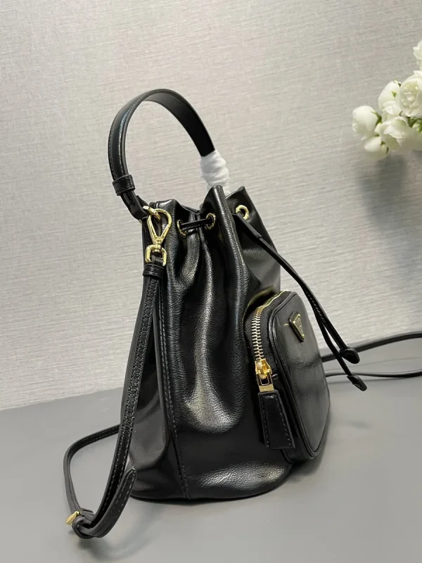 Prada Duet 1BH038 中號黑色再生尼龍水桶包：圖片 6