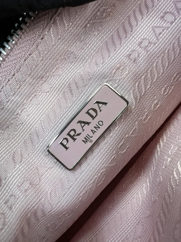 Prada Re-Edition 1BH204 中號粉色皮革肩背包：圖片 10