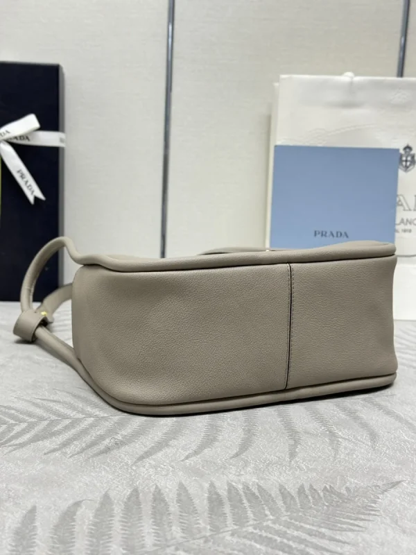 高仿包包Prada Soft 1BA451 小號灰色皮革肩背包：圖片 8