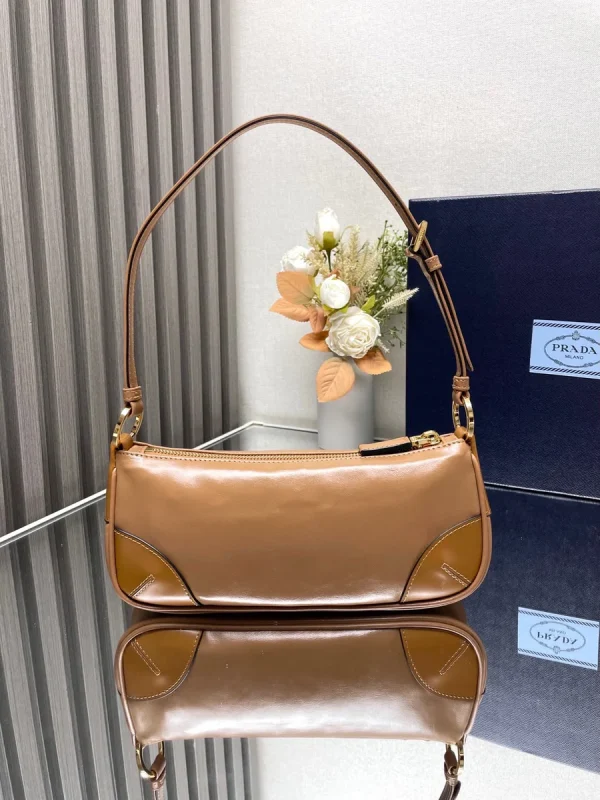 Prada Re-Edition 1BC201 小號黑色皮革肩背包：圖片 3