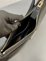 Prada Arqué 1BC194 中號黑色漆皮肩背包：圖片 9