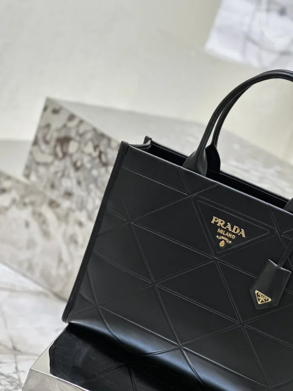 Prada Triangle 1BA377 大號黑色皮革托特包：圖片 7