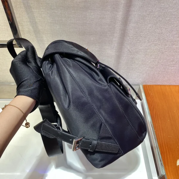 Prada ReNylon 1BZ677 中號黑色尼龍後背包：圖片 7