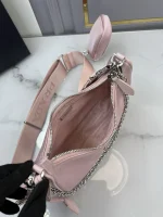 Prada Re-Edition 1BH204 中號粉色皮革肩背包：圖片 9