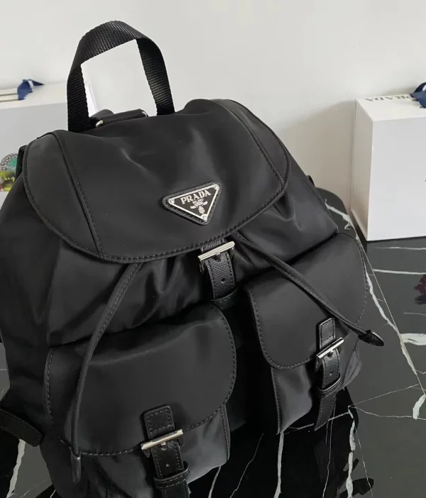 Prada Re-Nylon 1BZ811 中號黑色尼龍後背包：圖片 8