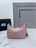 Prada Re-Edition 1BH204 中號粉色皮革肩背包：圖片 3
