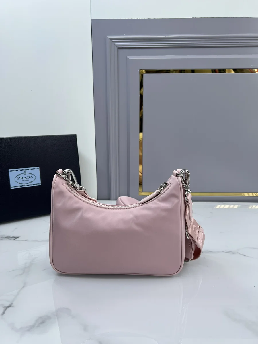 Prada Re-Edition 1BH204 中號粉色皮革肩背包 3 Prada Re-Edition 1BH204 中號粉色皮革肩背包