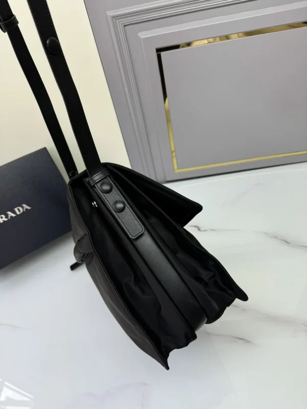 Prada ReNylon 1BD256 大號黑色尼龍肩背包：圖片 5