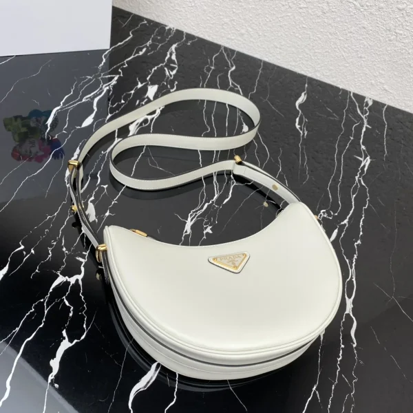 Prada Arqué 1BC194 小號粉色漆皮單肩包：圖片 10
