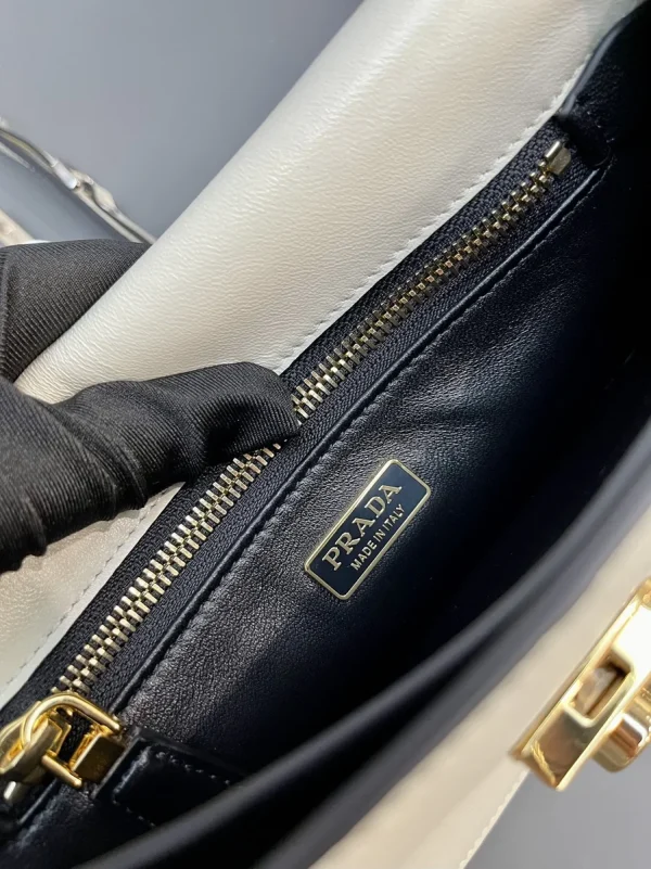 Prada Soft 1BD379 小號黑色皮革肩背包：圖片 16
