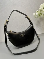 Prada Arqué 1BC194 中號黑色漆皮肩背包：圖片 7