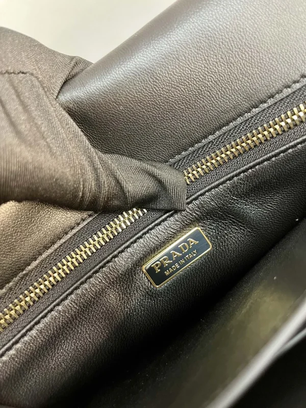 Prada Soft 1BD378 中號黑色皮革單肩包：圖片 10