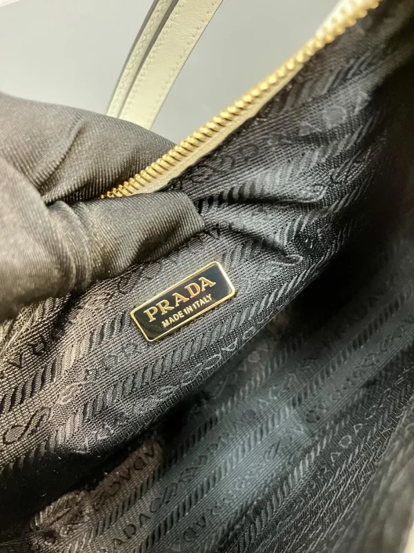 Prada Naplak 1BC204 中號銀色漆皮單肩包：圖片 9