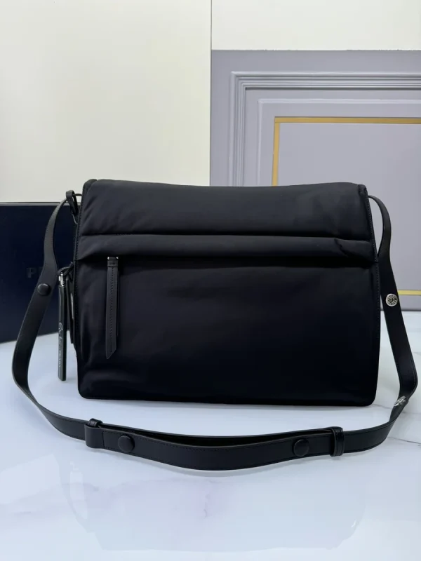 Prada ReNylon 1BD256 大號黑色尼龍肩背包：圖片 3