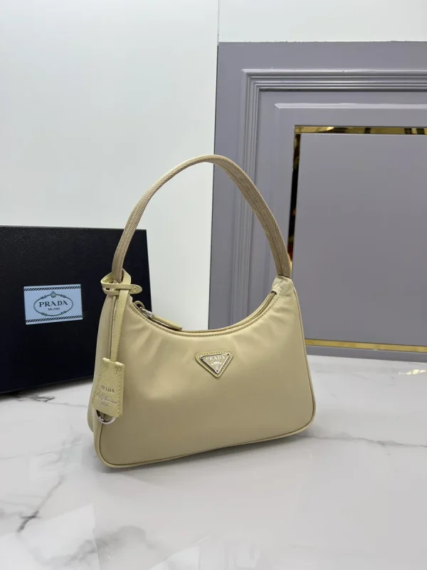 Prada Re-Edition 1NE515 小號粉色尼龍單肩包：圖片 4