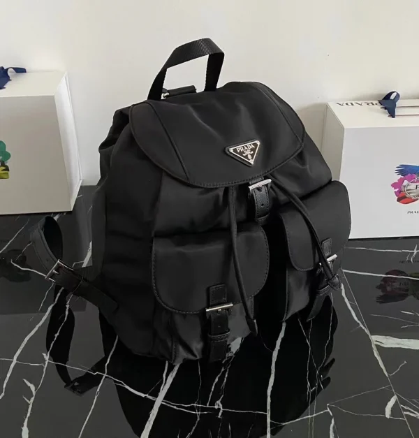 Prada Re-Nylon 1BZ811 中號黑色尼龍後背包：圖片 5