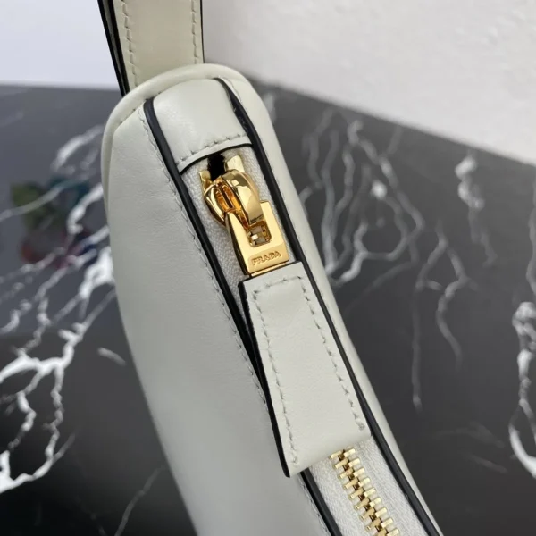 Prada Arqué 1BC194 小號粉色漆皮單肩包：圖片 9