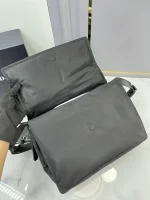 Prada Re-Nylon 1BD255 中號黑色皮革肩背包：圖片 8