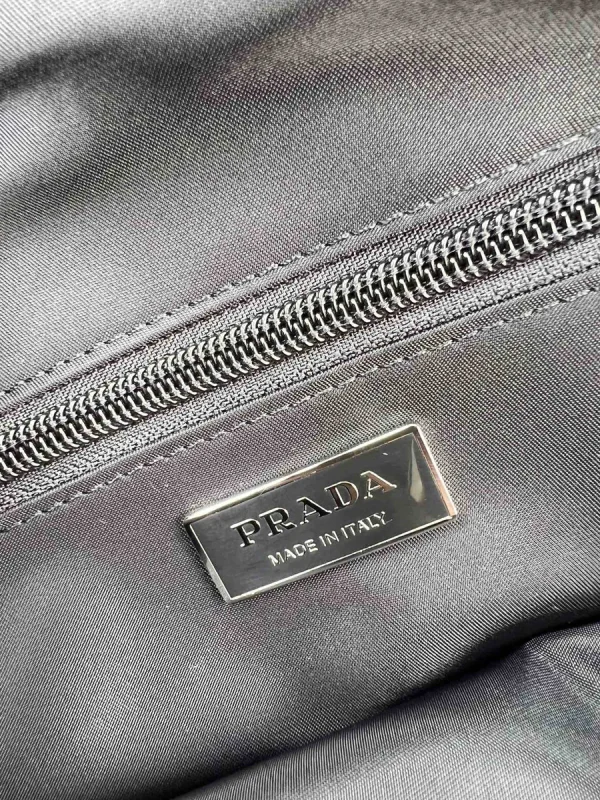 Prada Re-Nylon 1BD255 中號黑色皮革肩背包：圖片 10