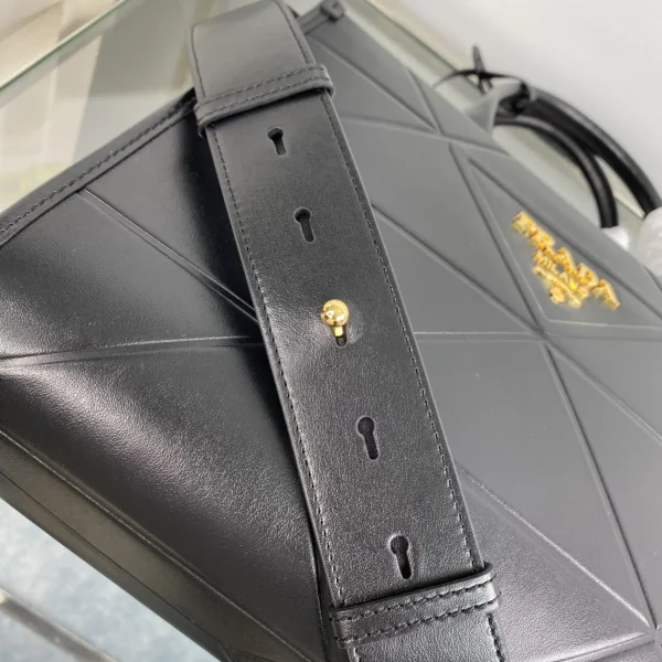 Prada Classic 1BA379 中號黑色皮革手提包：圖片 8