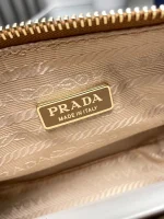Prada Re-Edition 1BC201 小號黑色皮革肩背包：圖片 9