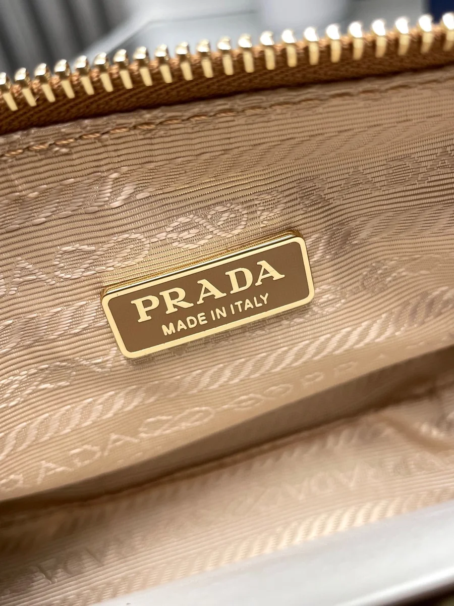 Prada Re-Edition 1BC201 小號黑色皮革肩背包 9 Prada Re-Edition 1BC201 小號黑色皮革肩背包