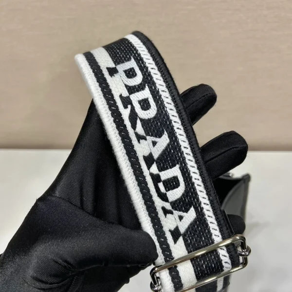Prada Mini 1BH191 小號黑色皮革單肩包：圖片 9