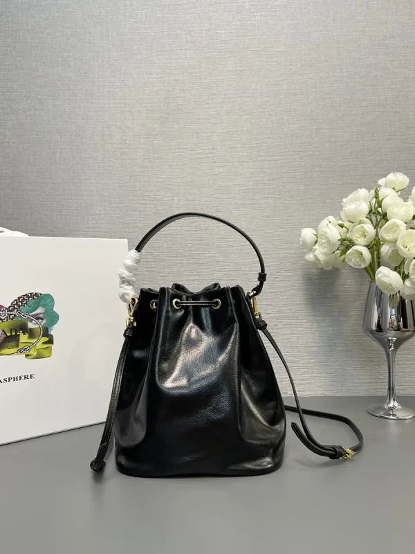 Prada Duet 1BH038 中號黑色再生尼龍水桶包：圖片 3