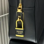 Prada Re 1BB131 中號黑色皮革手提包：圖片 8