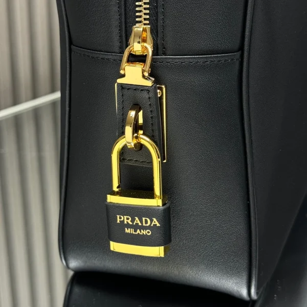 Prada Re 1BB131 中號黑色皮革手提包：圖片 8
