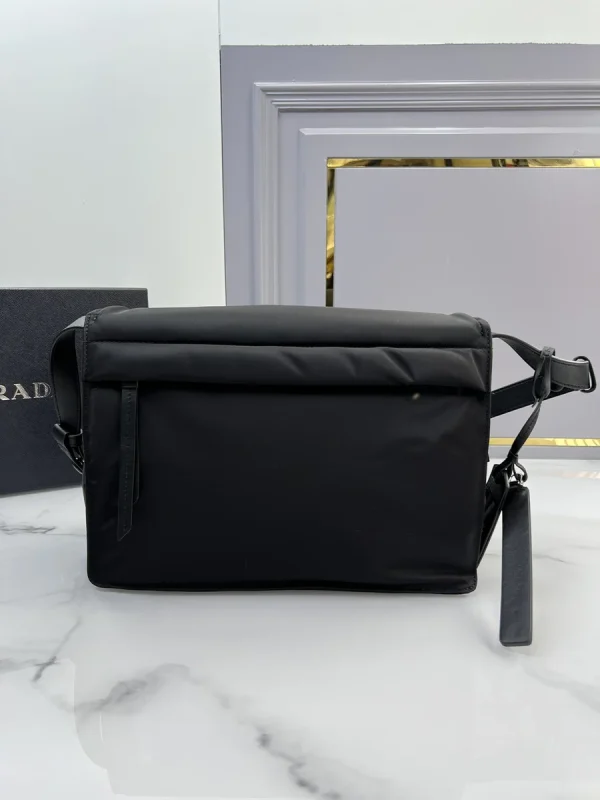 Prada Re-Nylon 1BD255 中號黑色皮革肩背包：圖片 3