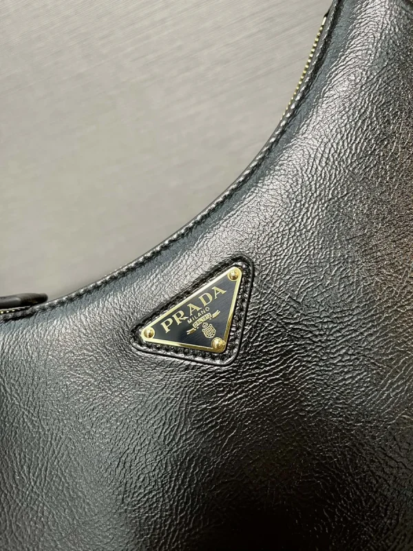 Prada Arqué 1BC194 中號黑色漆皮肩背包：圖片 6