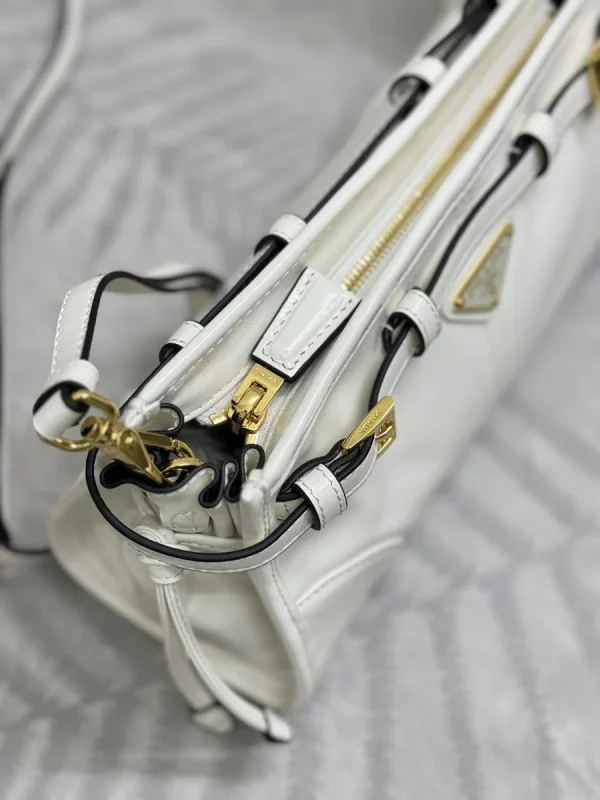 Prada Modern 1BH215 小號黑色皮革肩背包：圖片 7
