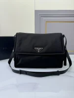 Prada ReNylon 1BD256 大號黑色尼龍肩背包：圖片 2