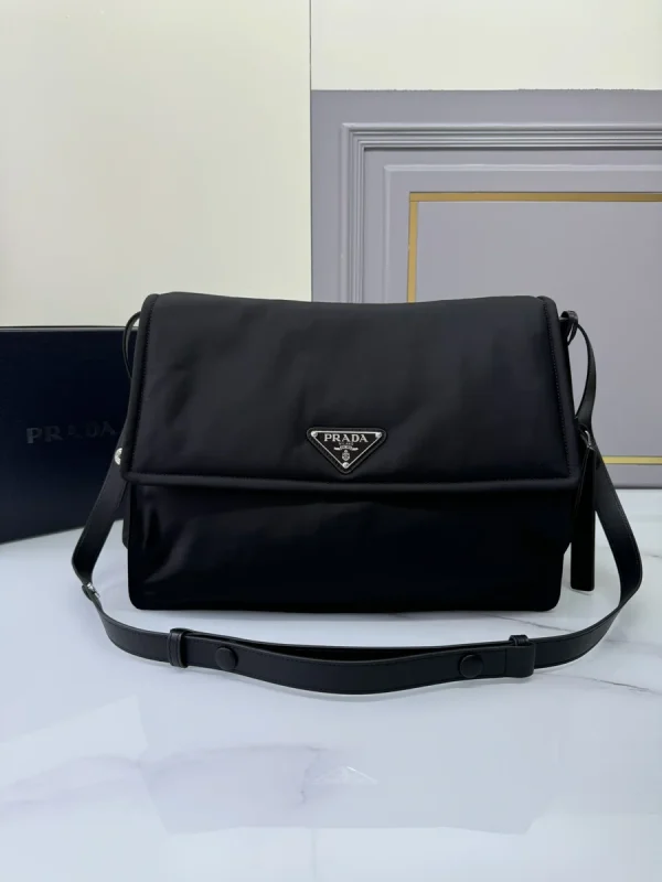 Prada ReNylon 1BD256 大號黑色尼龍肩背包：圖片 2