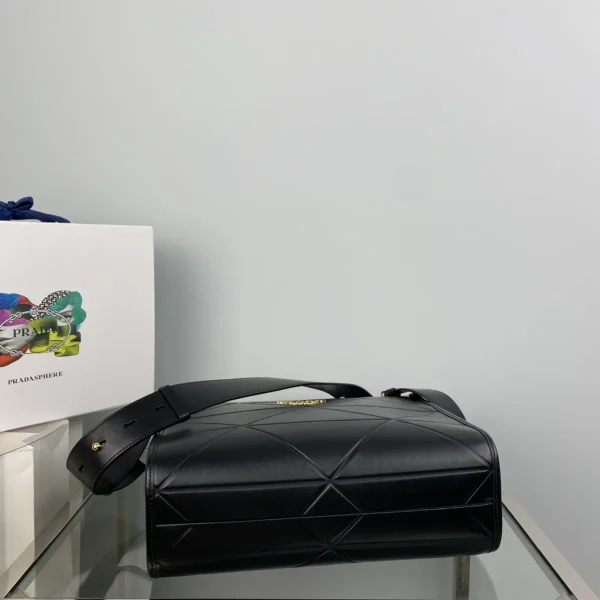 Prada Classic 1BA379 中號黑色皮革手提包：圖片 6