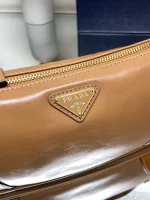 Prada Re-Edition 1BC201 小號黑色皮革肩背包：圖片 5