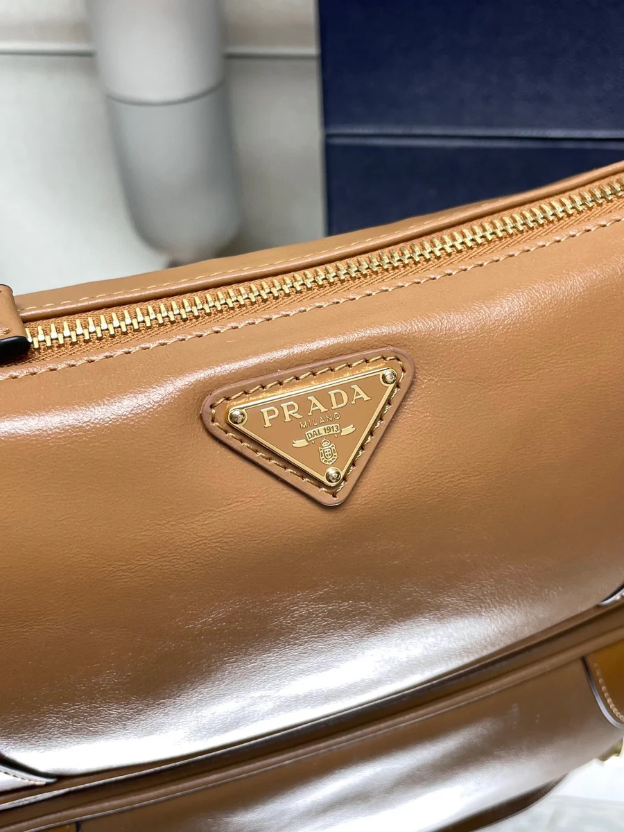 Prada Re-Edition 1BC201 小號黑色皮革肩背包 5 Prada Re-Edition 1BC201 小號黑色皮革肩背包