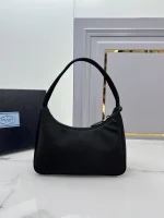 Prada Re-Edition 1NE515 小號黑色尼龍單肩包：圖片 3