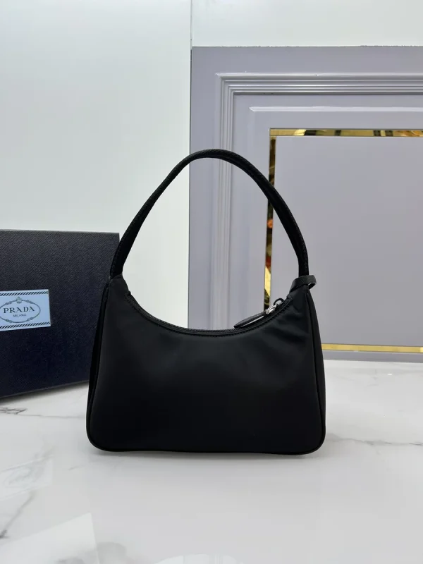 Prada Re-Edition 1NE515 小號黑色尼龍單肩包：圖片 3