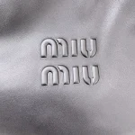 MiuMiu 皮革半月形手袋包包-5BC119：圖片 7